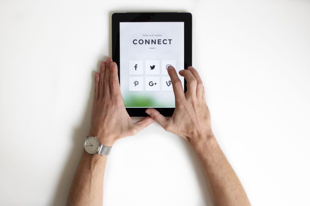 Tablette connectée à réseaux sociaux populaires